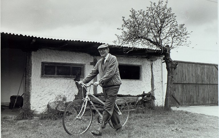 Miguel Delibes Setién junto a su bicicleta redu.jpg